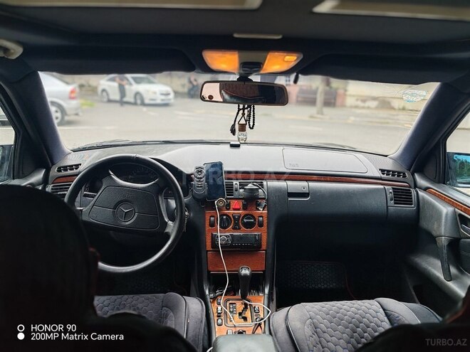Mercedes E 220-2