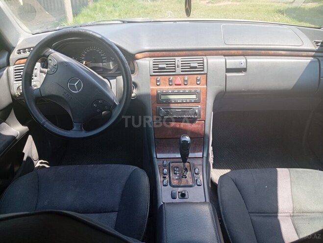 Mercedes E 240-2