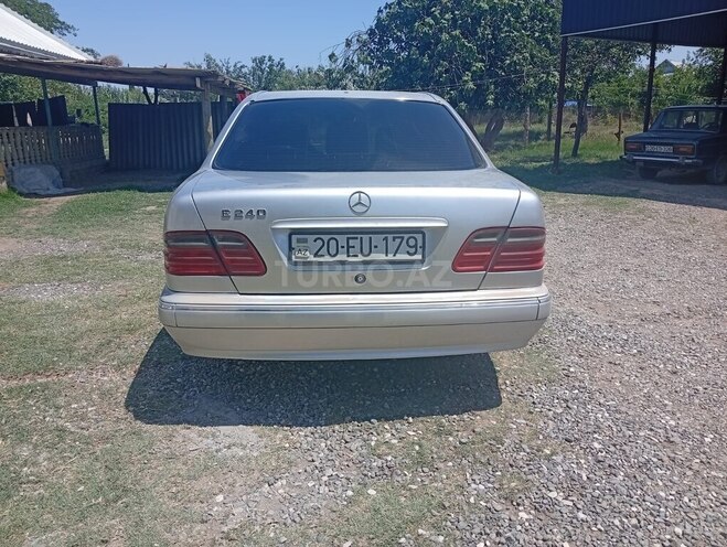 Mercedes E 240-4