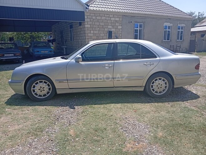 Mercedes E 240-3