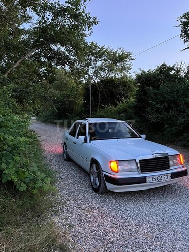 Mercedes 230 E-1