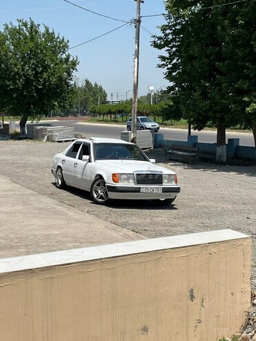 Mercedes 230 E-6