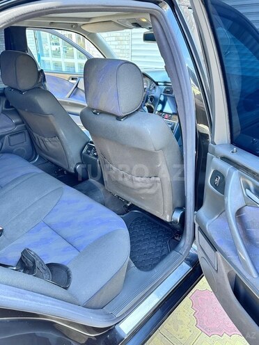 Mercedes E 280-11