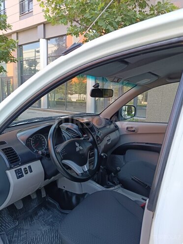 Mitsubishi L200-17