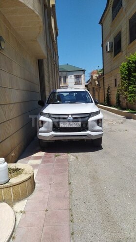 Mitsubishi L200-1