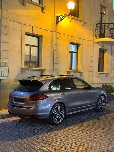 Porsche Cayenne GTS-6