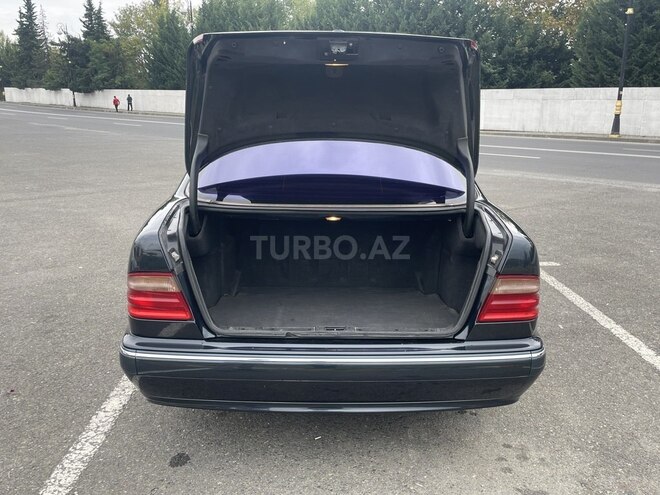 Mercedes E 200-11