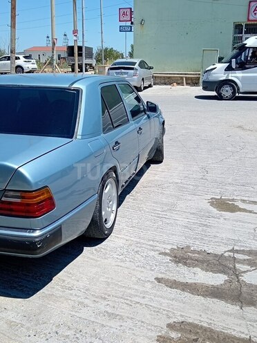 Mercedes 230 E-4