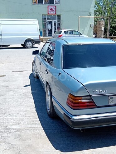 Mercedes 230 E-5
