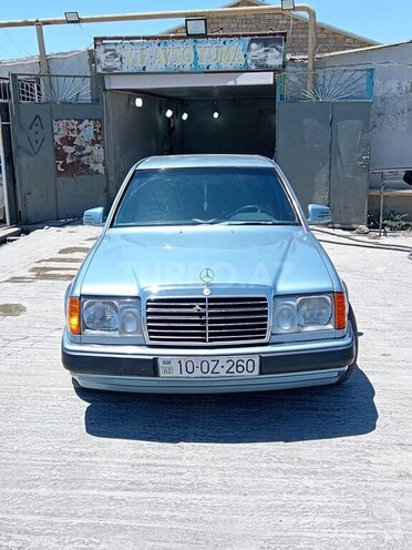Mercedes 230 E-1