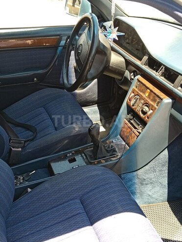 Mercedes 230 E-10