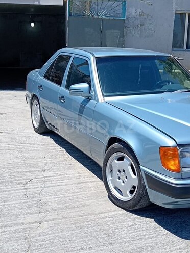 Mercedes 230 E-9