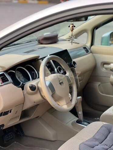Nissan Tiida-11