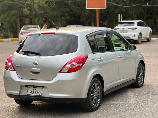 Nissan Tiida-12