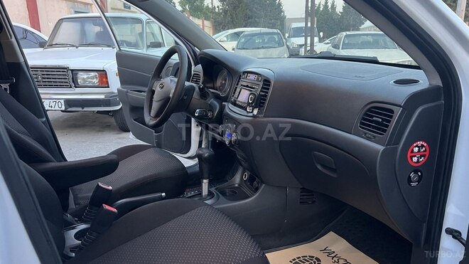 Hyundai Accent-21