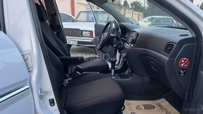 Hyundai Accent-19