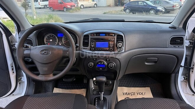 Hyundai Accent-11
