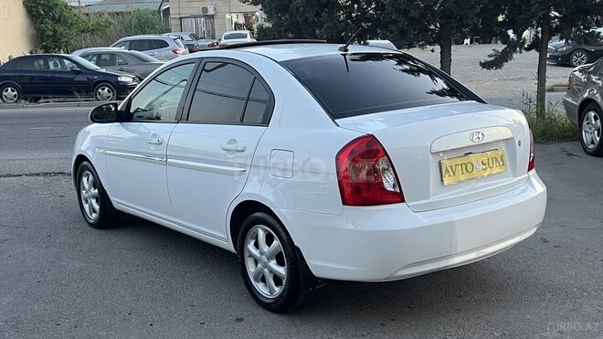Hyundai Accent-4
