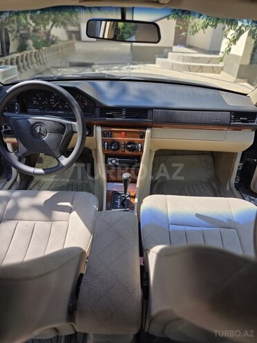 Mercedes E 200-11