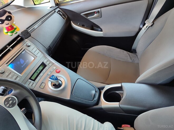 Toyota Prius-12
