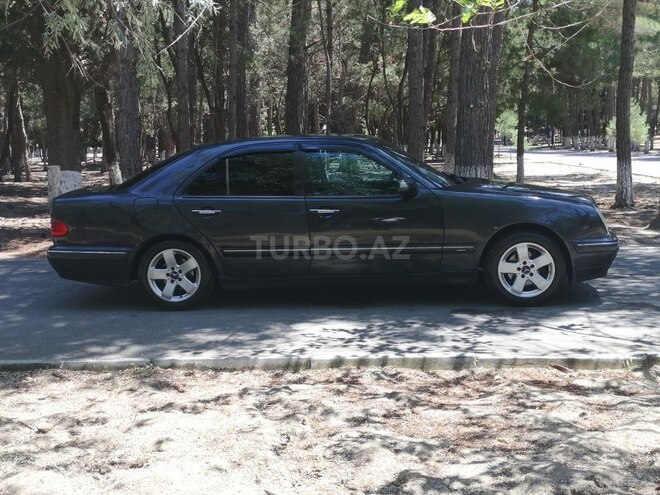 Mercedes E 240-11