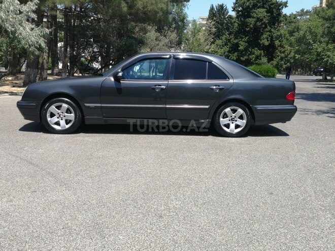 Mercedes E 240-13