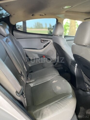 Hyundai Elantra-9