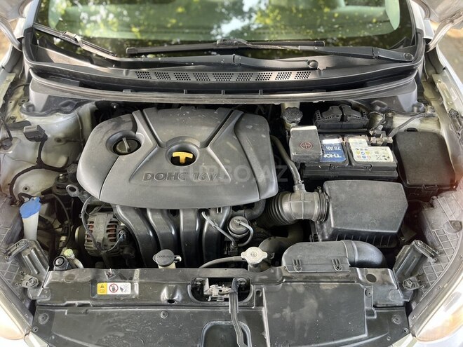 Hyundai Elantra-14