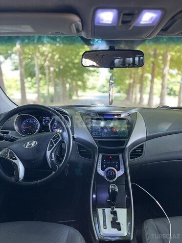 Hyundai Elantra-11