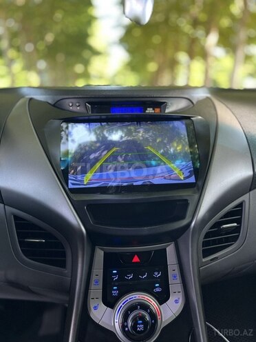 Hyundai Elantra-12