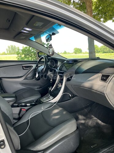 Hyundai Elantra-8