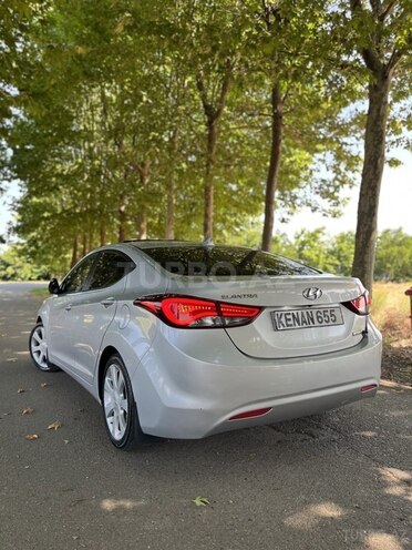 Hyundai Elantra-4