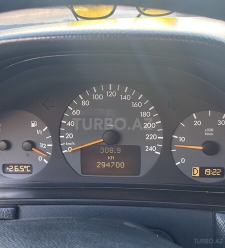 Mercedes E 220-11