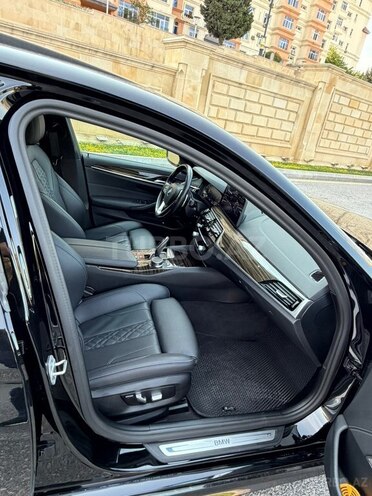BMW 530e-12