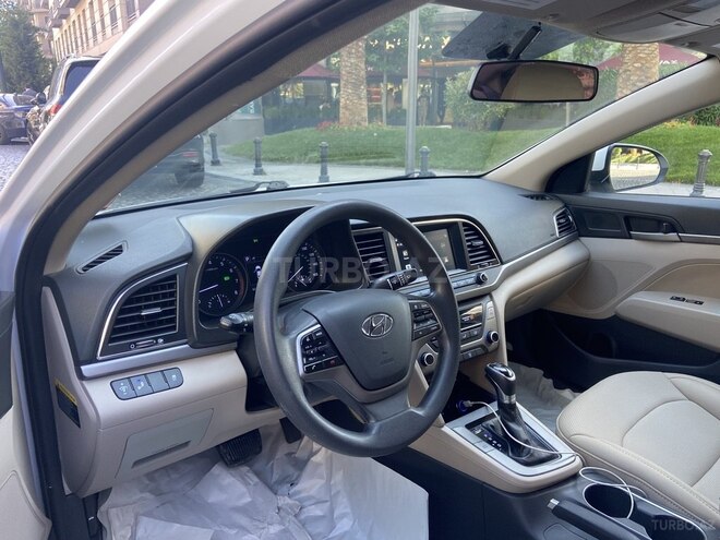 Hyundai Elantra-9