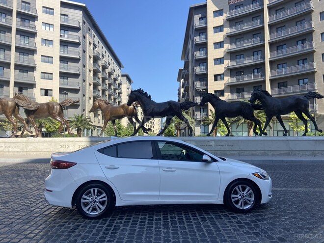 Hyundai Elantra-12