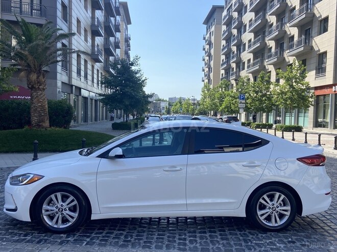Hyundai Elantra-13