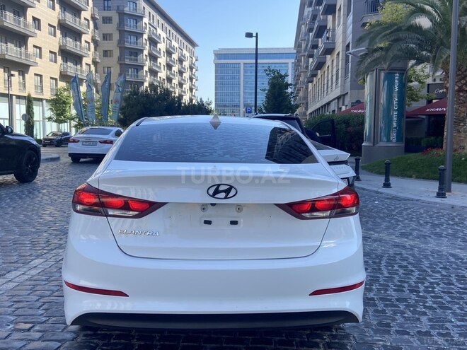Hyundai Elantra-15