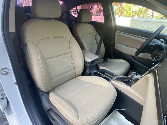 Hyundai Elantra-16