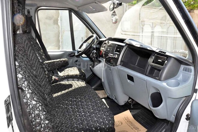 Ford Transit-8