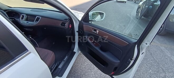 Hyundai Genesis-8