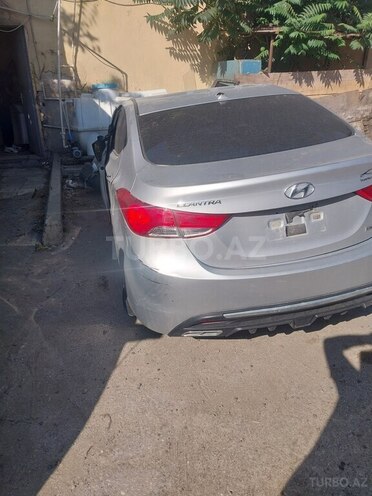 Hyundai Elantra-4