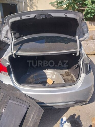 Hyundai Elantra-12