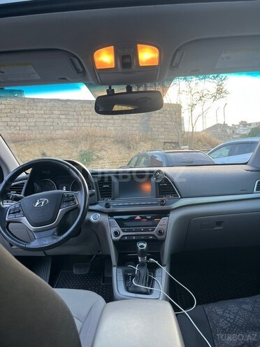 Hyundai Elantra-11