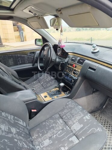 Mercedes E 230-10