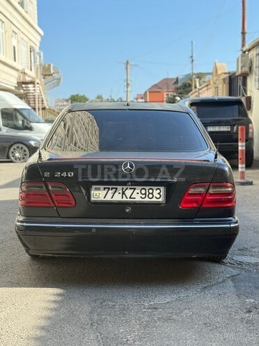 Mercedes E 240-2