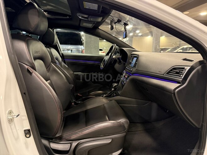 Hyundai Elantra-11