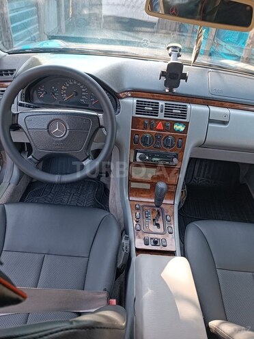 Mercedes E 240-5