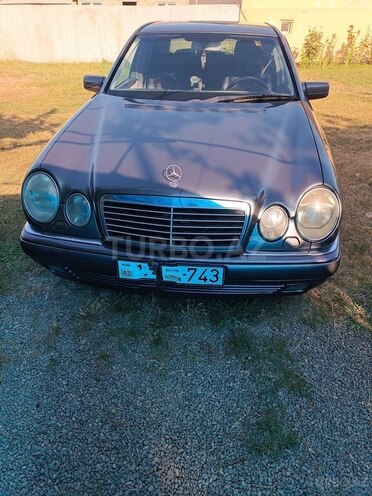 Mercedes E 240-1