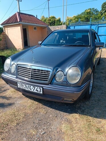 Mercedes E 240-2
